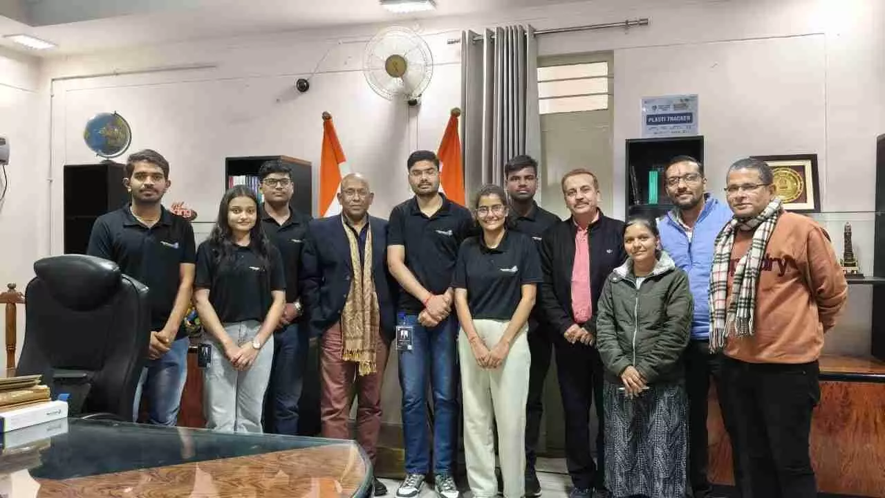 राजस्थान तकनीकी विश्वविद्यालय कोटा में रोबोथॉन कार्यक्रम के दौरान मंच पर एकत्रित अतिथि और प्रतिभागी छात्र। राजस्थान तकनीकी विश्वविद्यालय कोटा में रोबोथॉन कार्यक्रम के दौरान मंच पर एकत्रित अतिथि और प्रतिभागी छात्र।