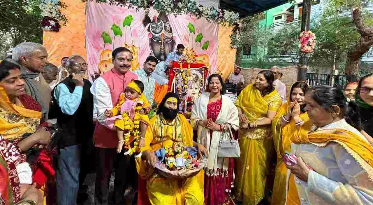 शिव भगवती मंदिर तलवंडी में कृष्ण जन्मोत्सव के दौरान कथा सुनते श्रद्धालु और झांकी का दृश्य। शिव भगवती मंदिर तलवंडी में कृष्ण जन्मोत्सव के दौरान कथा सुनते श्रद्धालु और झांकी का दृश्य।