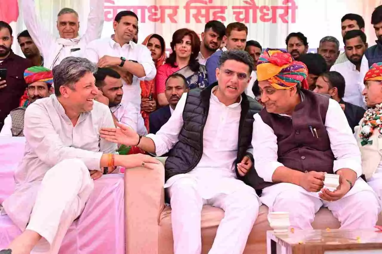 जयपुर में पदभार ग्रहण समारोह के दौरान कांग्रेस नेताओं के साथ मंच पर बैठे नवनियुक्त जिलाध्यक्ष विद्याधर चौधरी।