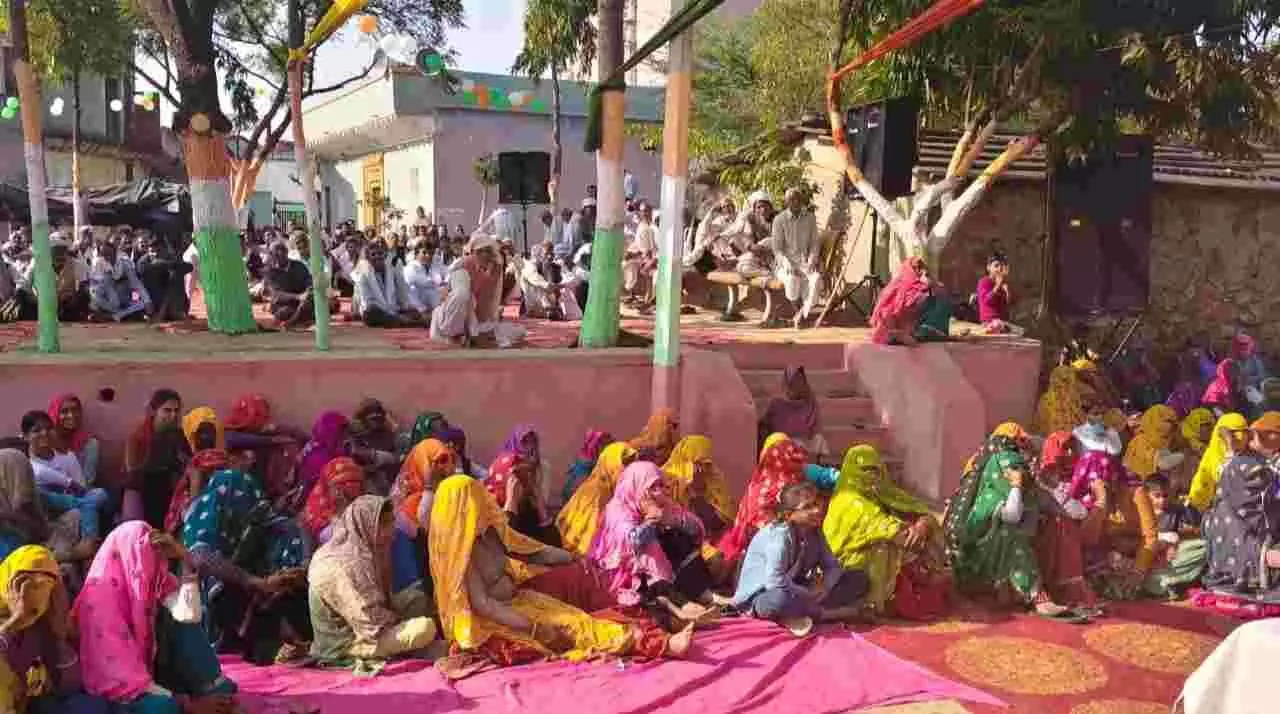 भुसावर के दीवली गाँव में पद दंगल कार्यक्रम के दौरान मंच पर गायन प्रस्तुति देते कलाकार और दर्शक।