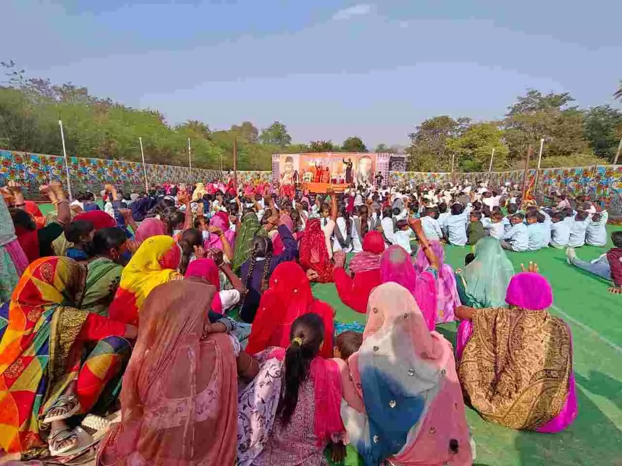 लुनावतो का खेड़ा में विराट हिंदू सम्मेलन के दौरान वाहन रैली निकालते हुए श्रद्धालु। लुनावतो का खेड़ा में विराट हिंदू सम्मेलन के दौरान वाहन रैली निकालते हुए श्रद्धालु।