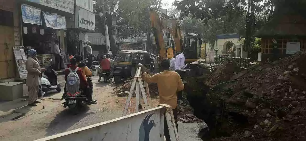 डूंगरपुर में महारावल स्कूल के पास सड़क पर सीवरेज पाइपलाइन के लिए खोदा गया गहरा गड्ढा। डूंगरपुर में महारावल स्कूल के पास सड़क पर सीवरेज पाइपलाइन के लिए खोदा गया गहरा गड्ढा।