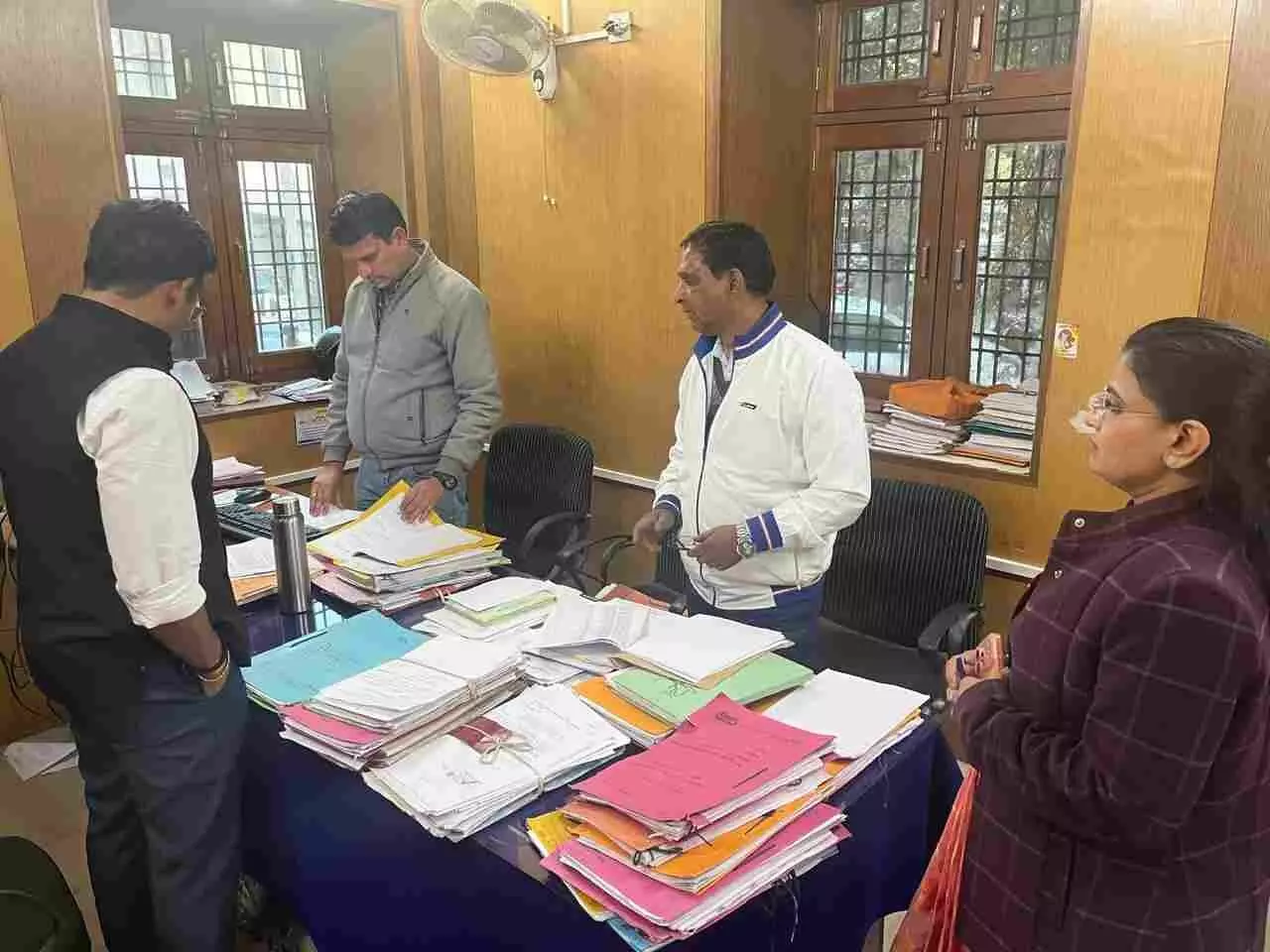 चित्तौड़गढ़ जिला परिषद कार्यालय में विकास कार्यों की समीक्षा करते जिला कलक्टर आलोक रंजन और प्रशासनिक अधिकारी। चित्तौड़गढ़ जिला परिषद कार्यालय में विकास कार्यों की समीक्षा करते जिला कलक्टर आलोक रंजन और प्रशासनिक अधिकारी।