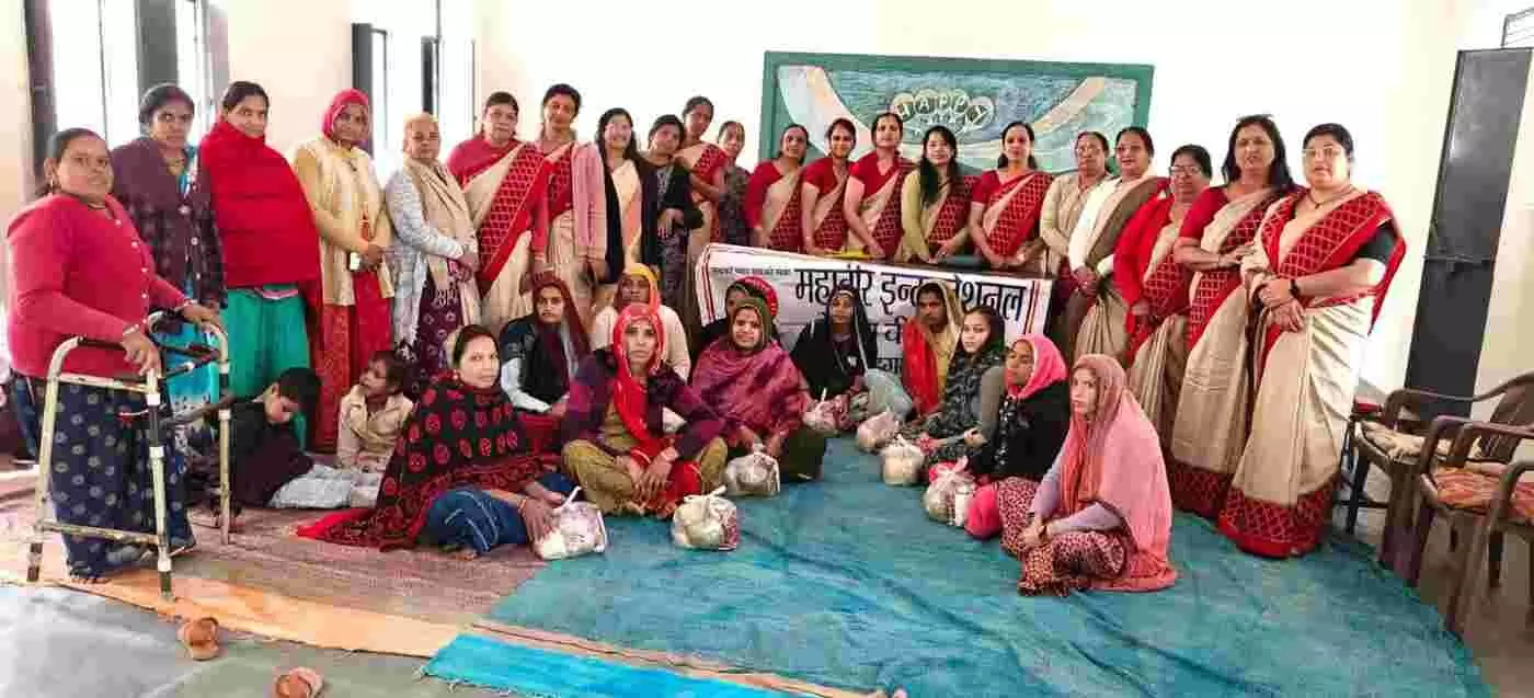 आंगनवाड़ी केंद्र सेंती में महावीर इंटरनेशनल की सदस्य गर्भवती महिलाओं को पोषण किट प्रदान कर रही हैं। आंगनवाड़ी केंद्र सेंती में महावीर इंटरनेशनल की सदस्य गर्भवती महिलाओं को पोषण किट प्रदान कर रही हैं।