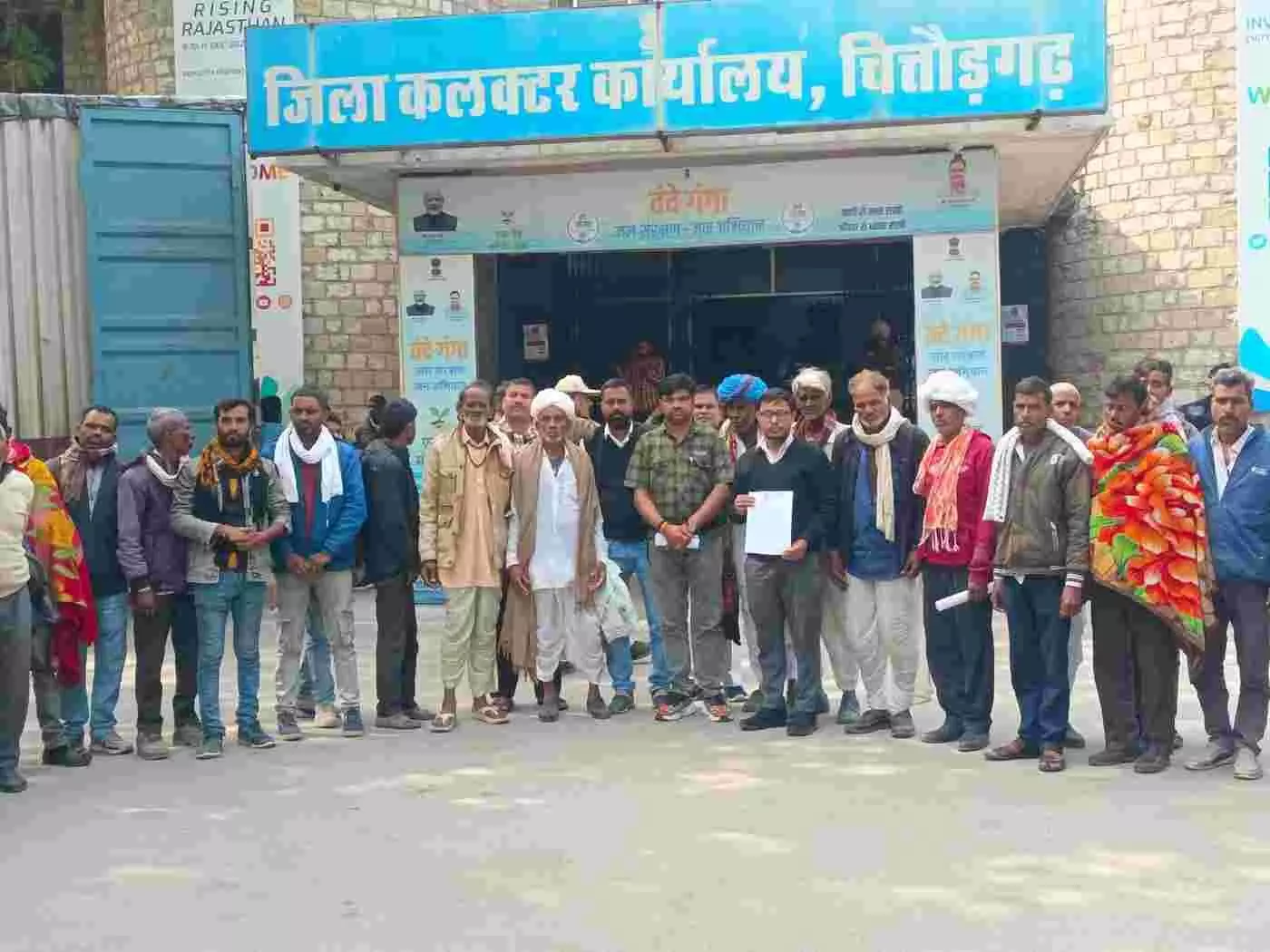 चित्तौड़गढ़ कलेक्ट्रेट में ज्ञापन सौंपते हुए एससी एसटी महासभा और बैरवा समाज के विभिन्न संगठनों के सदस्य। चित्तौड़गढ़ कलेक्ट्रेट में ज्ञापन सौंपते हुए एससी एसटी महासभा और बैरवा समाज के विभिन्न संगठनों के सदस्य।