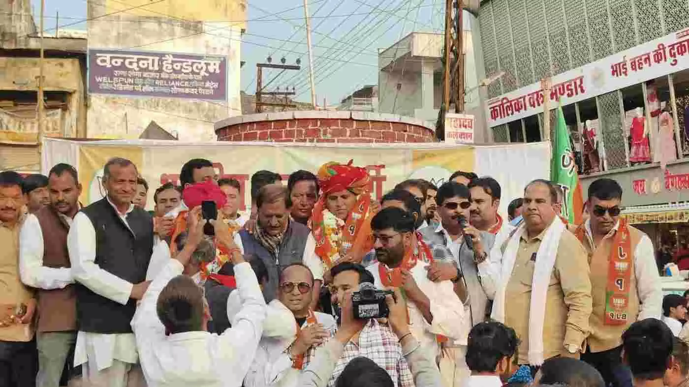 चित्तौड़गढ़ के गोल प्याऊ चौराहे पर नवनियुक्त भाजपा नगर अध्यक्ष गौरव त्यागी का स्वागत करते कार्यकर्ता। चित्तौड़गढ़ के गोल प्याऊ चौराहे पर नवनियुक्त भाजपा नगर अध्यक्ष गौरव त्यागी का स्वागत करते कार्यकर्ता।