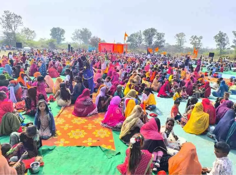 गादोली के खेल मैदान में आयोजित हिंदू सम्मेलन के दौरान कलश यात्रा में सम्मिलित श्रद्धालु और ग्रामीण। गादोली के खेल मैदान में आयोजित हिंदू सम्मेलन के दौरान कलश यात्रा में सम्मिलित श्रद्धालु और ग्रामीण।