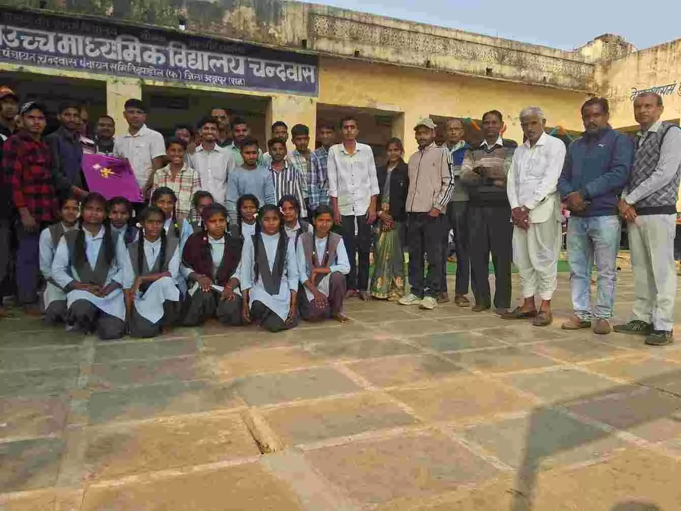 राजकीय उच्च माध्यमिक विद्यालय चंदवास में विदाई समारोह के दौरान मंच पर दीप प्रज्वलित करते अतिथि। राजकीय उच्च माध्यमिक विद्यालय चंदवास में विदाई समारोह के दौरान मंच पर दीप प्रज्वलित करते अतिथि।