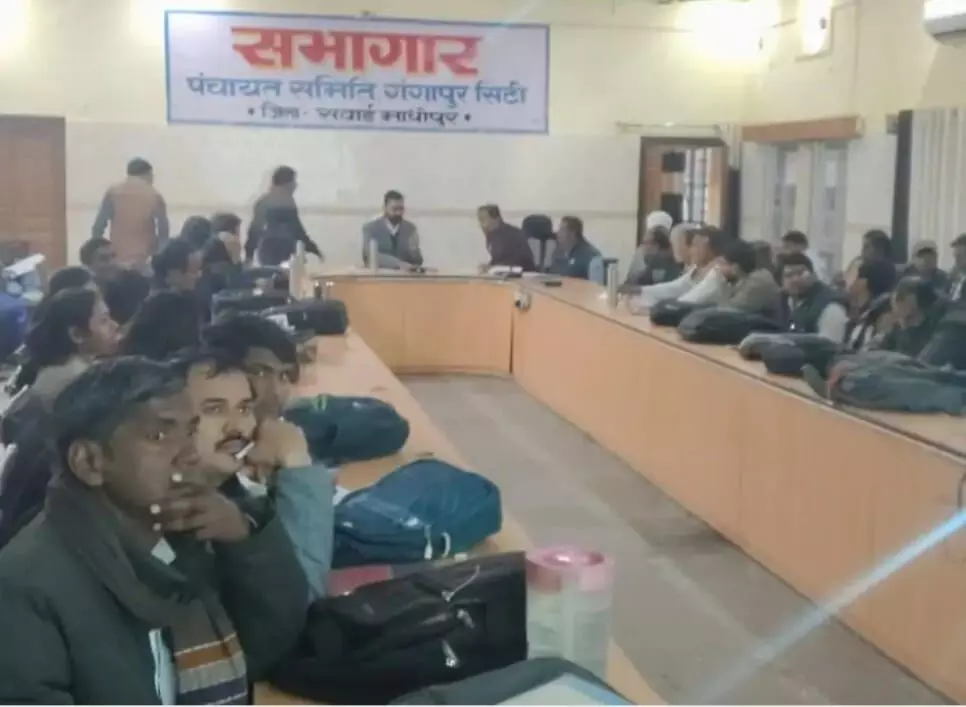 गंगापुर सिटी पंचायत समिति सभागार में अधिकारी विकास योजनाओं की समीक्षा बैठक करते हुए। गंगापुर सिटी पंचायत समिति सभागार में अधिकारी विकास योजनाओं की समीक्षा बैठक करते हुए।
