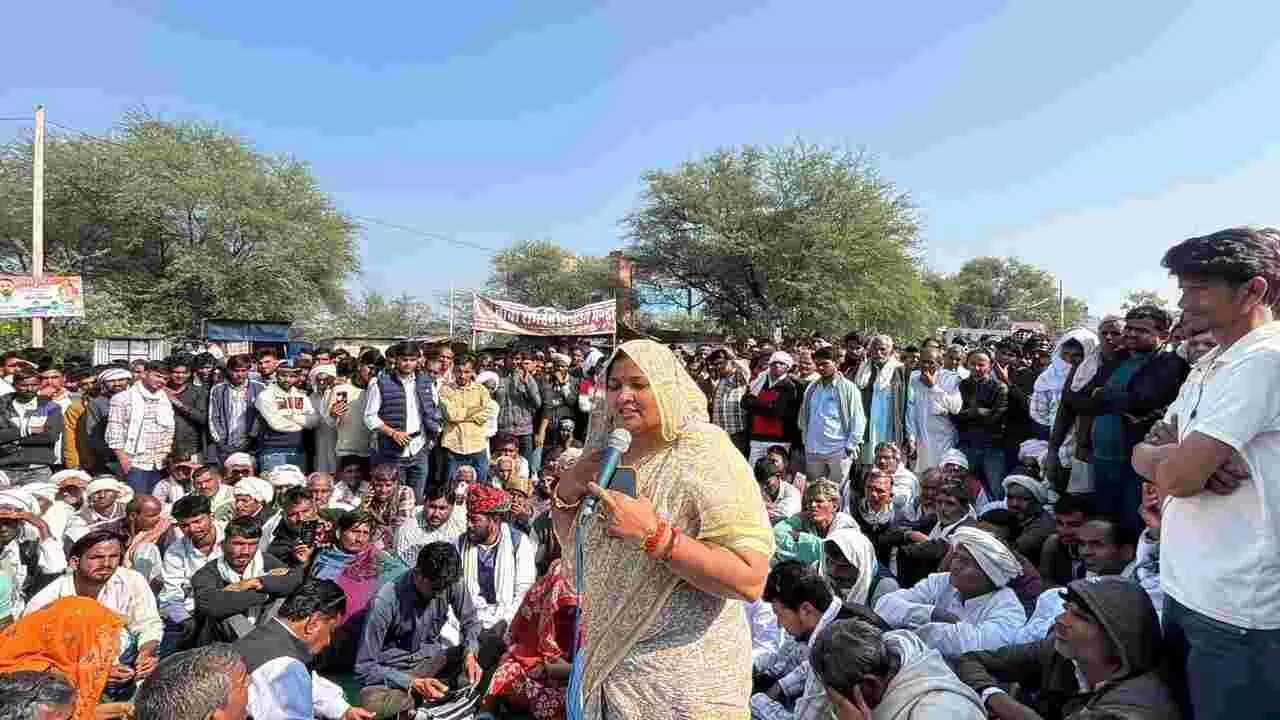 सवाई माधोपुर के कोड़याई में हत्या के विरोध में प्रदर्शन करते ग्रामीण और विधायक इंदिरा मीणा। सवाई माधोपुर के कोड़याई में हत्या के विरोध में प्रदर्शन करते ग्रामीण और विधायक इंदिरा मीणा।