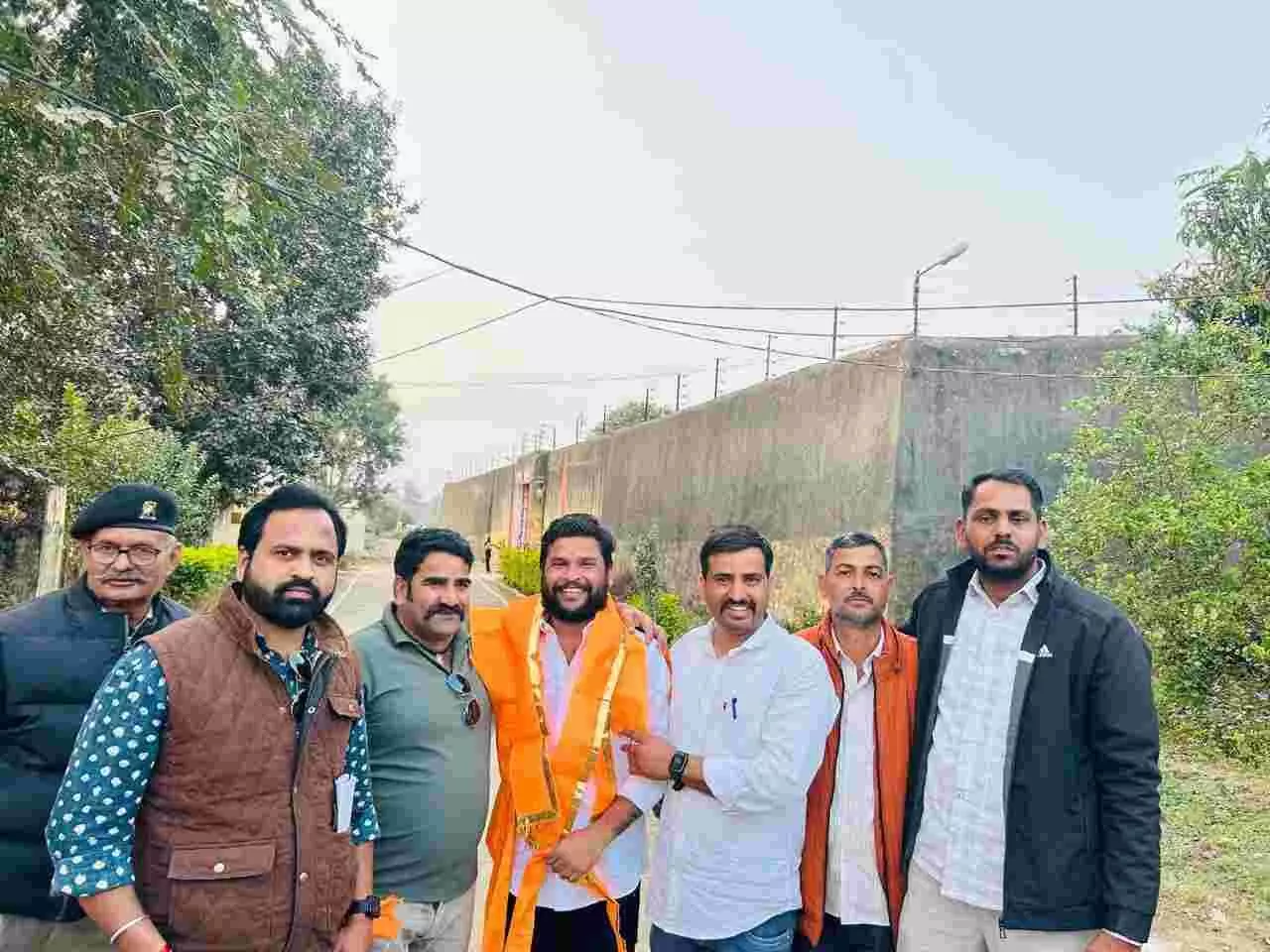 झाड़ोल जेल के बाहर करणी सेना कार्यकर्ता मंगल सिंह चौहान का स्वागत और अभिनंदन करते हुए। झाड़ोल जेल के बाहर करणी सेना कार्यकर्ता मंगल सिंह चौहान का स्वागत और अभिनंदन करते हुए।