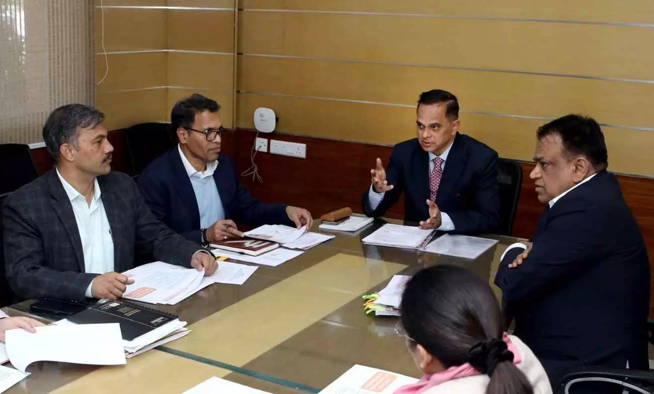 सचिवालय में मुख्य सचिव वी. श्रीनिवास अधिकारियों के साथ जयपुर वर्ल्ड हेरिटेज सिटी के संरक्षण कार्यों की बैठक करते हुए।