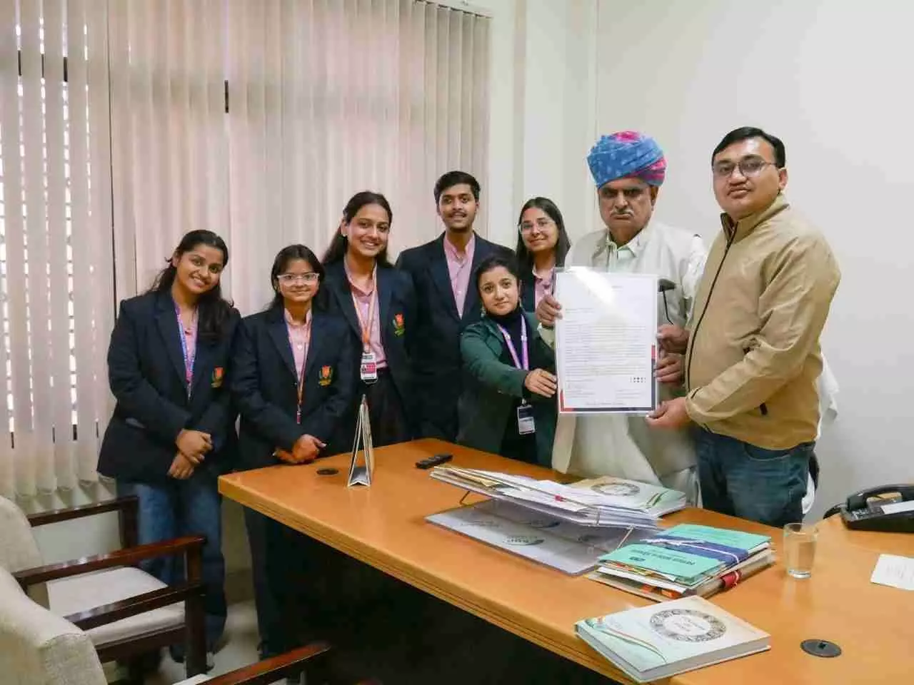 राजस्थान विधानसभा में जेएनयू के विद्यार्थी और शिक्षक मंत्रियों को संवैधानिक सुधारों पर केंद्रित पुस्तक भेंट करते हुए।