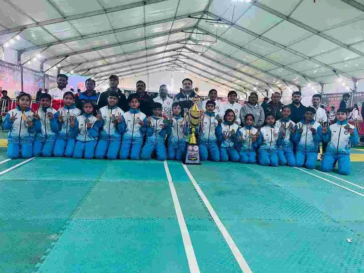 कुरुक्षेत्र में राष्ट्रीय सब-जूनियर खो-खो प्रतियोगिता के दौरान पुरस्कार जीतती राजस्थान बालिका टीम की खिलाड़ी गुंजन। कुरुक्षेत्र में राष्ट्रीय सब-जूनियर खो-खो प्रतियोगिता के दौरान पुरस्कार जीतती राजस्थान बालिका टीम की खिलाड़ी गुंजन।