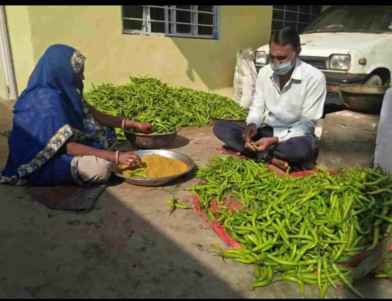 भुसावर में घर के भीतर मिर्च में मसाला भरकर अचार तैयार करती ग्रामीण महिलाएं।