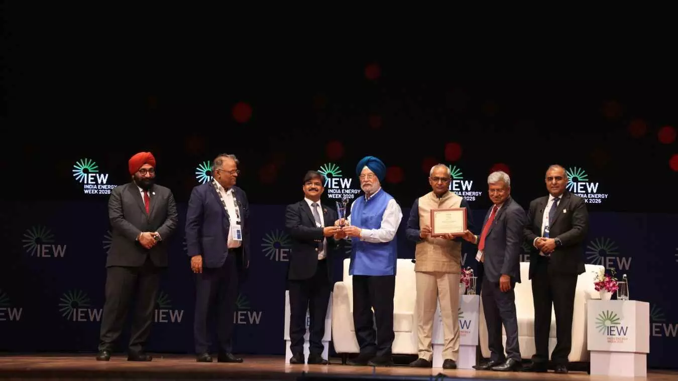भारत ऊर्जा सप्ताह में पेट्रोलियम मंत्री से पुरस्कार लेते हुए एचपीसीएल के वरिष्ठ अधिकारी। भारत ऊर्जा सप्ताह में पेट्रोलियम मंत्री से पुरस्कार लेते हुए एचपीसीएल के वरिष्ठ अधिकारी।