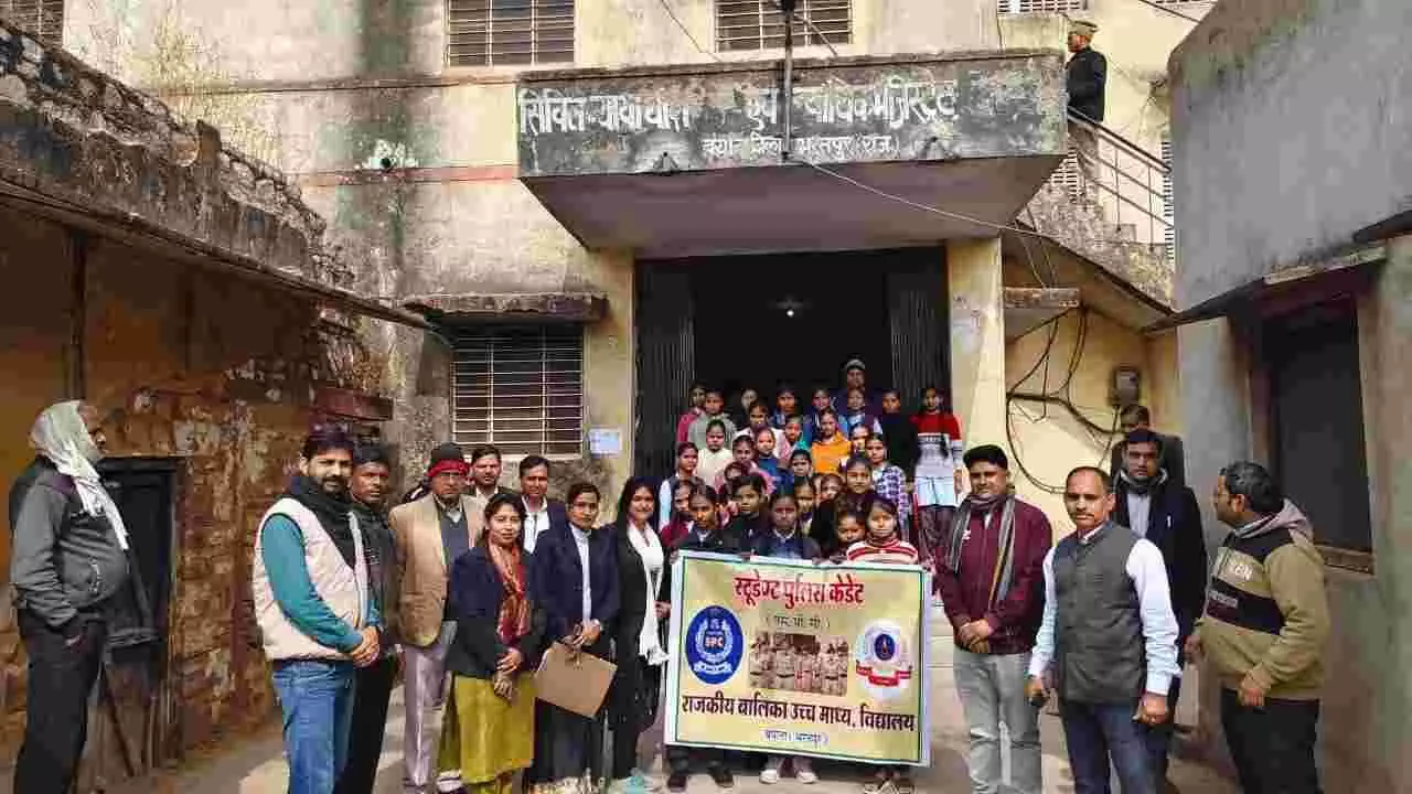 बयाना पुलिस थाना परिसर में जानकारी लेती राजकीय बालिका विद्यालय की छात्राएं और पुलिस अधिकारी। बयाना पुलिस थाना परिसर में जानकारी लेती राजकीय बालिका विद्यालय की छात्राएं और पुलिस अधिकारी।