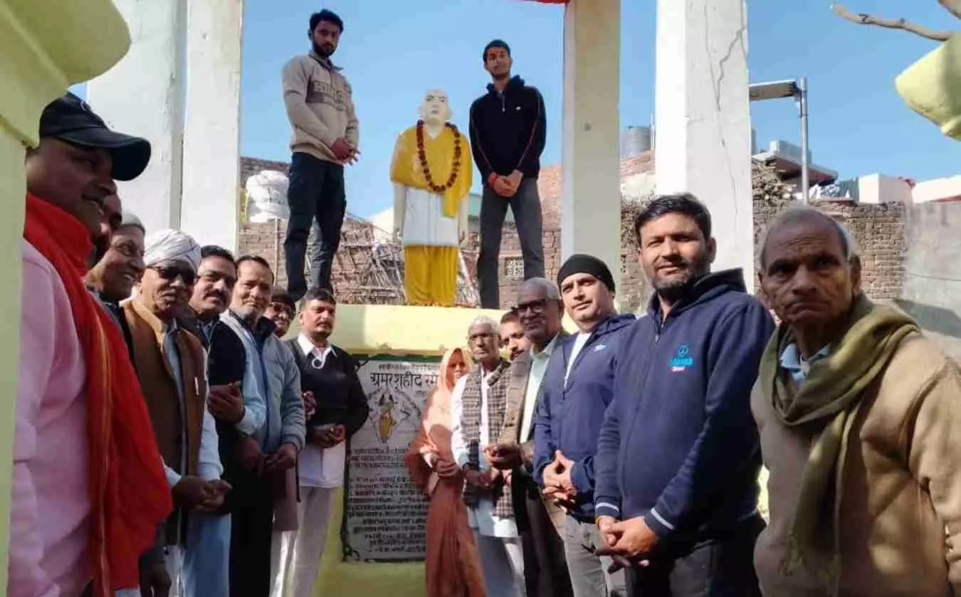 भुसावर स्थित रमेश स्वामी पार्क में शहीद को श्रद्धांजलि देते परिजन और स्थानीय नागरिक सभा।
