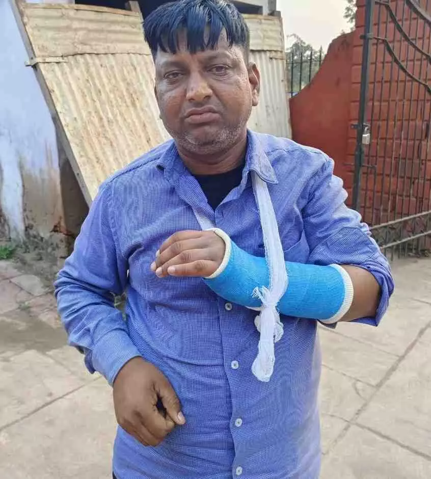 भरतपुर के नगला तेहरिया गांव में घायल गजेन्द्र सिंह मारपीट की शिकायत लेकर पुलिस के पास जाते हुए। भरतपुर के नगला तेहरिया गांव में घायल गजेन्द्र सिंह मारपीट की शिकायत लेकर पुलिस के पास जाते हुए।
