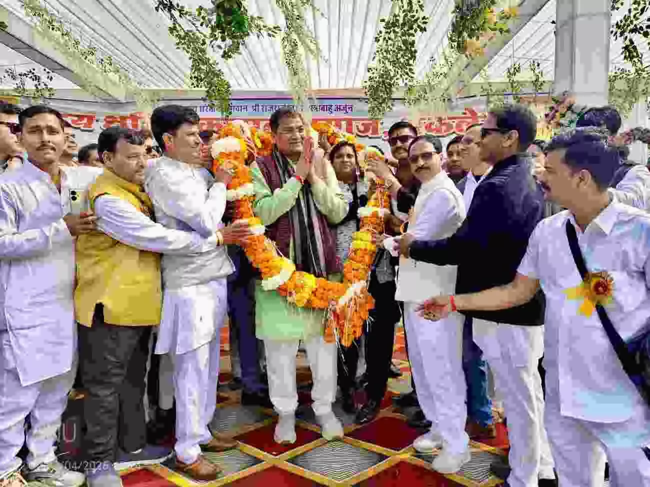 झालावाड़ में कलाल समाज सामूहिक विवाह सम्मेलन के दौरान मुख्य अतिथि छगन माहुर नवदंपत्तियों को आशीर्वाद देते हुए। झालावाड़ में कलाल समाज सामूहिक विवाह सम्मेलन के दौरान मुख्य अतिथि छगन माहुर नवदंपत्तियों को आशीर्वाद देते हुए।