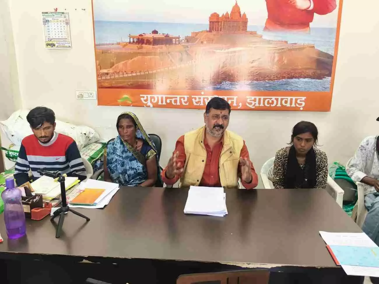 झालावाड़ में प्रेस वार्ता करते प्रमोद शर्मा अनिल की पुलिस कस्टडी में मौत मामले का खुलासा करते हुए। झालावाड़ में प्रेस वार्ता करते प्रमोद शर्मा अनिल की पुलिस कस्टडी में मौत मामले का खुलासा करते हुए।