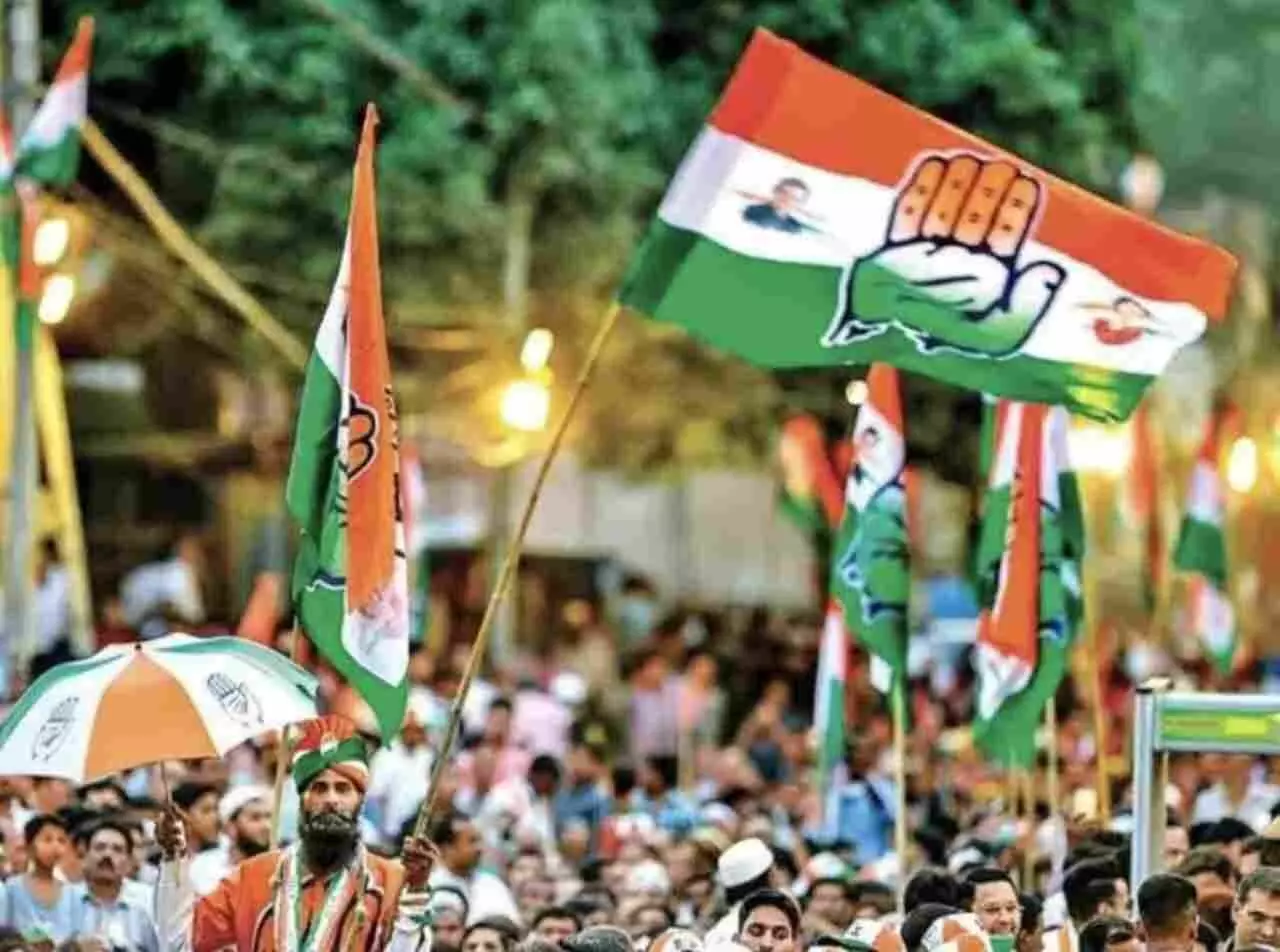 बारां जिला कलेक्टर कार्यालय के सामने मनरेगा योजना बचाने के लिए धरना देते हुए कांग्रेस कार्यकर्ता। बारां जिला कलेक्टर कार्यालय के सामने मनरेगा योजना बचाने के लिए धरना देते हुए कांग्रेस कार्यकर्ता।
