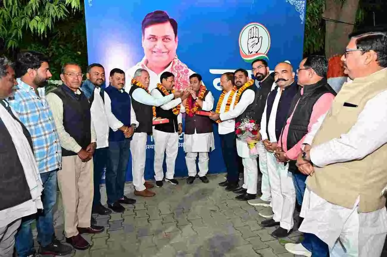 जयपुर में अशोक गहलोत और प्रमोद जैन भाया के साथ कांग्रेस नेताओं की संगठनात्मक बैठक का दृश्य। जयपुर में अशोक गहलोत और प्रमोद जैन भाया के साथ कांग्रेस नेताओं की संगठनात्मक बैठक का दृश्य।