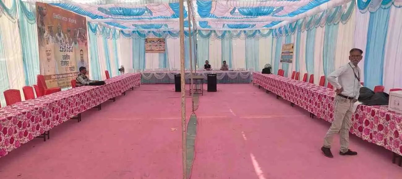 सरूपगंज के राजकीय विद्यालय में आयोजित ग्रामीण उत्थान शिविर के दौरान खाली कुर्सियां और मौजूद ग्रामीण। सरूपगंज के राजकीय विद्यालय में आयोजित ग्रामीण उत्थान शिविर के दौरान खाली कुर्सियां और मौजूद ग्रामीण।