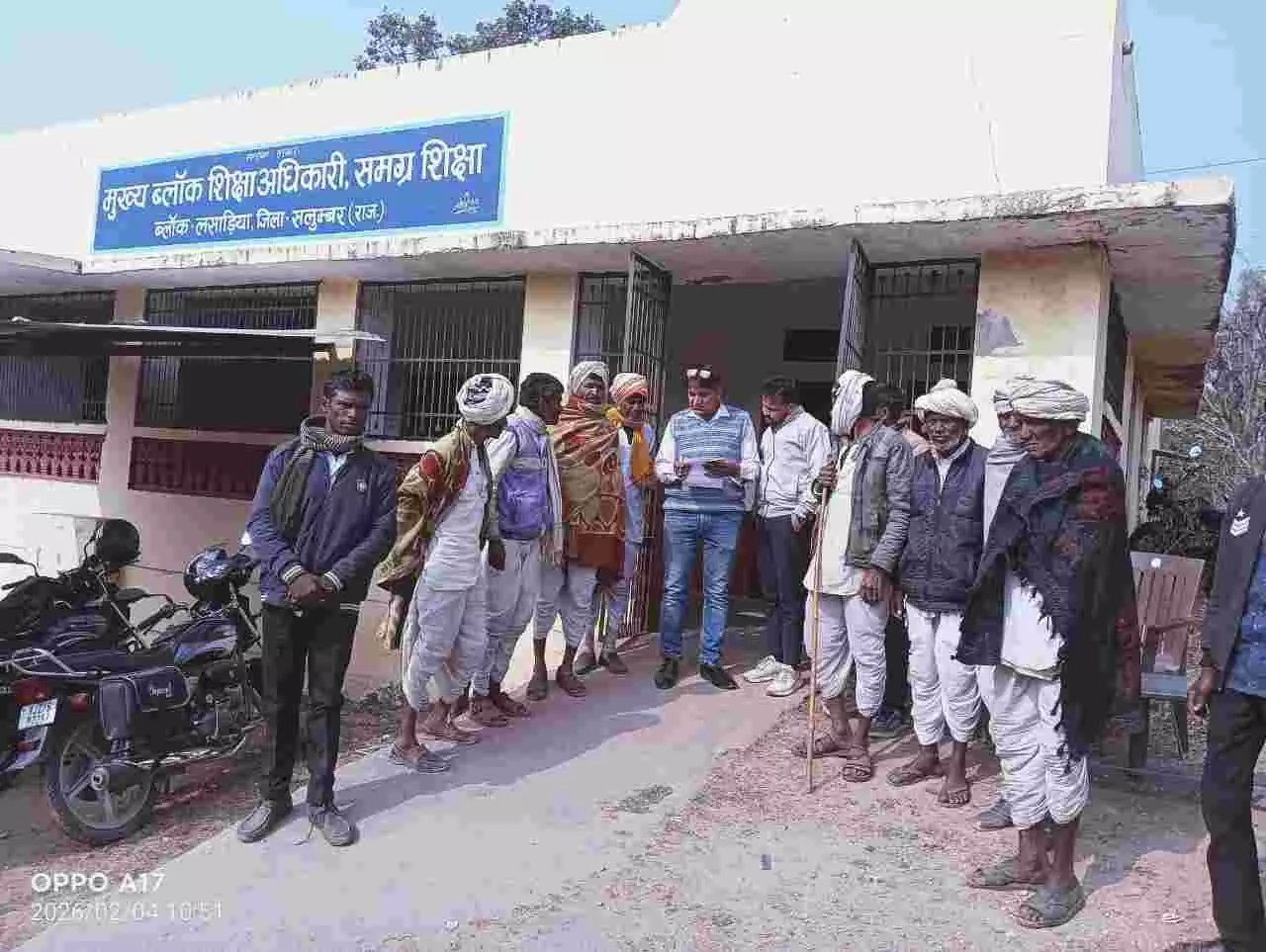 लसाडिया में ग्रामीणों द्वारा ब्लॉक शिक्षा अधिकारी के प्रतिनिधि को माँ बाड़ी केंद्र स्थानांतरण हेतु ज्ञापन देते हुए।