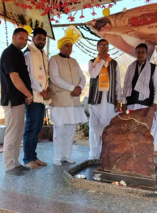 पूछरी लोटा में मनरेगा बचाओ संग्राम चौपाल के दौरान उपस्थित कांग्रेस कार्यकर्ता और ग्रामीण पदाधिकारी