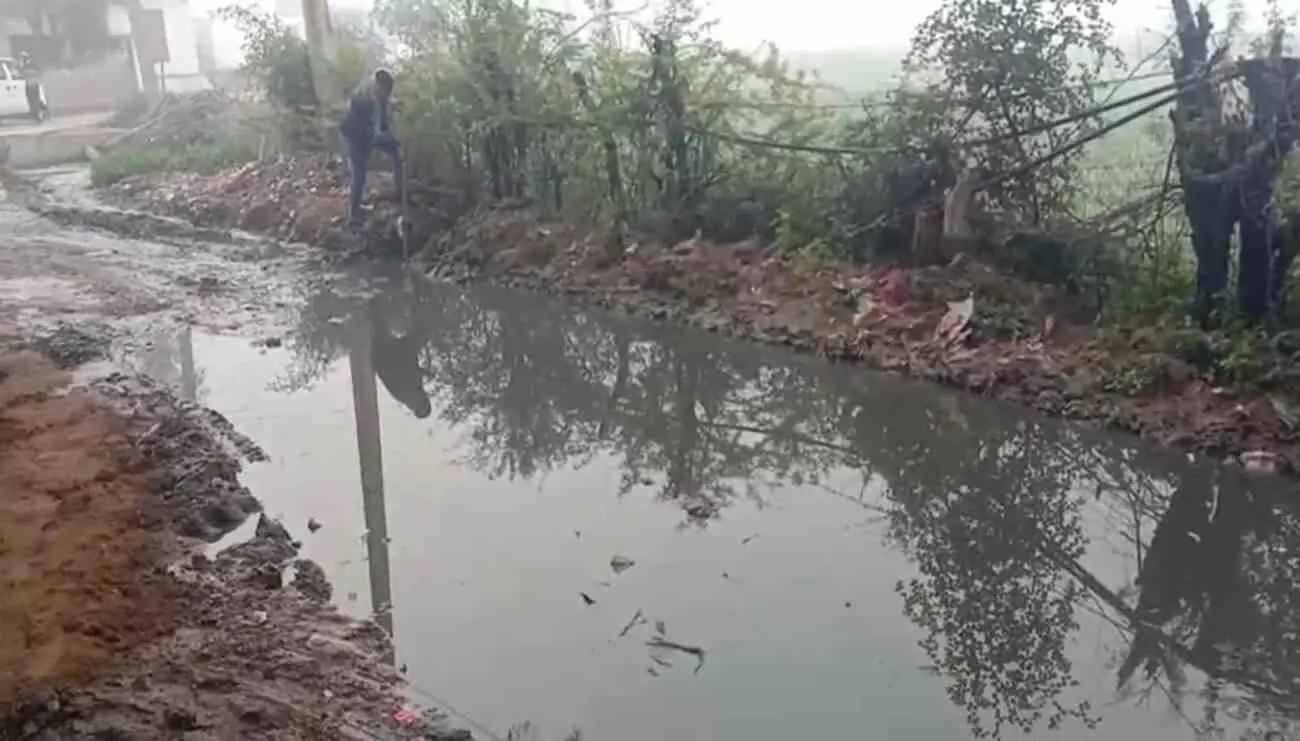 भरतपुर के सिनपिनी गांव में खराब और जलभराव वाले मुख्य रास्ते से गुजरते हुए ग्रामीण और स्कूली बच्चे। भरतपुर के सिनपिनी गांव में खराब और जलभराव वाले मुख्य रास्ते से गुजरते हुए ग्रामीण और स्कूली बच्चे।