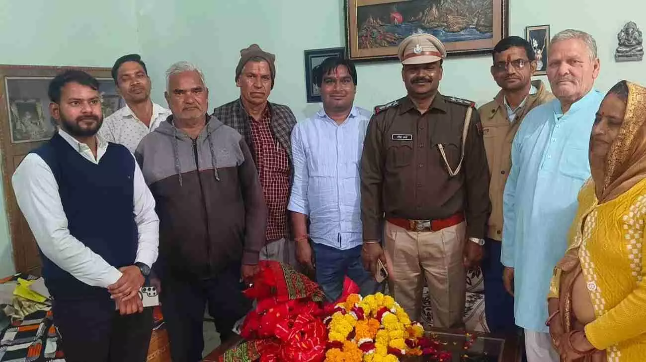बयाना में पुलिस इंस्पेक्टर नरेश शर्मा का पदोन्नति के बाद परिजनों द्वारा माला पहनाकर स्वागत करते हुए दृश्य। बयाना में पुलिस इंस्पेक्टर नरेश शर्मा का पदोन्नति के बाद परिजनों द्वारा माला पहनाकर स्वागत करते हुए दृश्य।