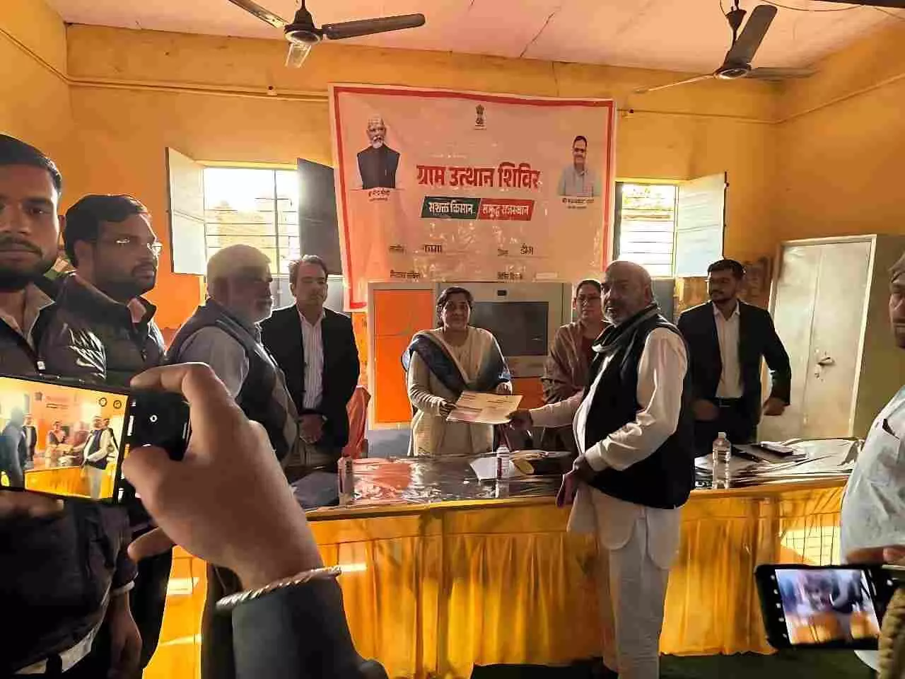 डीग की ग्राम पंचायत ऊदाका में प्रभारी सचिव नलिनी कठोतिया किसानों को मृदा स्वास्थ्य कार्ड वितरित करते हुए। डीग की ग्राम पंचायत ऊदाका में प्रभारी सचिव नलिनी कठोतिया किसानों को मृदा स्वास्थ्य कार्ड वितरित करते हुए।