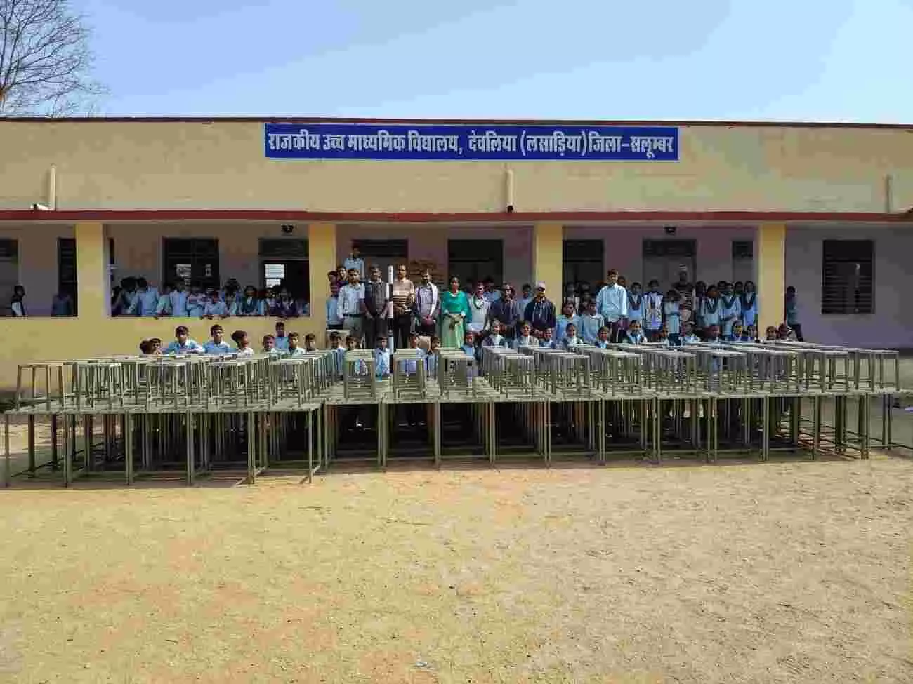राजकीय उच्च माध्यमिक विद्यालय देवलिया में दान स्वरूप प्राप्त लोहे के टेबल स्टूल और उपस्थित विद्यालय स्टाफ।