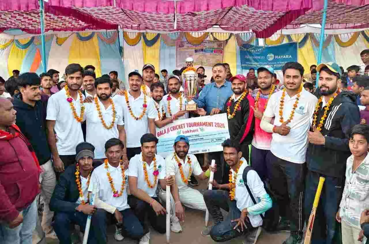 लाखेरी में बालाजी क्रिकेट क्लब विजेता टीम को अतिथियों द्वारा पुरस्कार वितरण का दृश्य। लाखेरी में बालाजी क्रिकेट क्लब विजेता टीम को अतिथियों द्वारा पुरस्कार वितरण का दृश्य।
