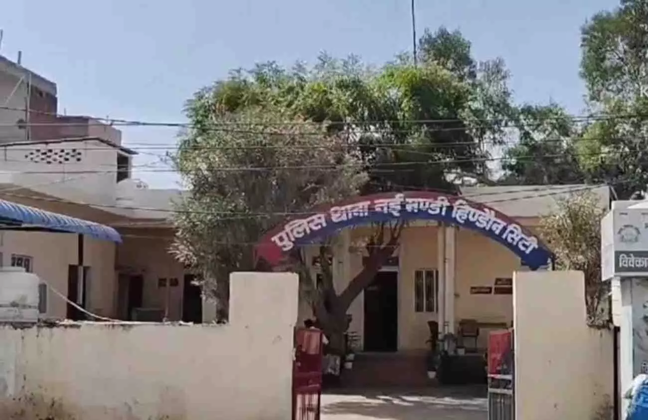 हिण्डौन सिटी पुलिस की गिरफ्त में खड़ा इनामी अपराधी राजबहादुर जिसे ऑपरेशन शिकंजा के तहत गिरफ्तार किया गया है। हिण्डौन सिटी पुलिस की गिरफ्त में खड़ा इनामी अपराधी राजबहादुर जिसे ऑपरेशन शिकंजा के तहत गिरफ्तार किया गया है।