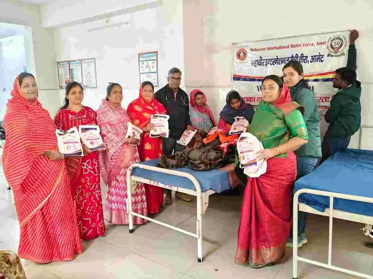 आमेट सामुदायिक स्वास्थ्य केंद्र में मैत्री वीरा सदस्य गर्भवती महिलाओं को बेबी किट वितरित करते हुए। आमेट सामुदायिक स्वास्थ्य केंद्र में मैत्री वीरा सदस्य गर्भवती महिलाओं को बेबी किट वितरित करते हुए।