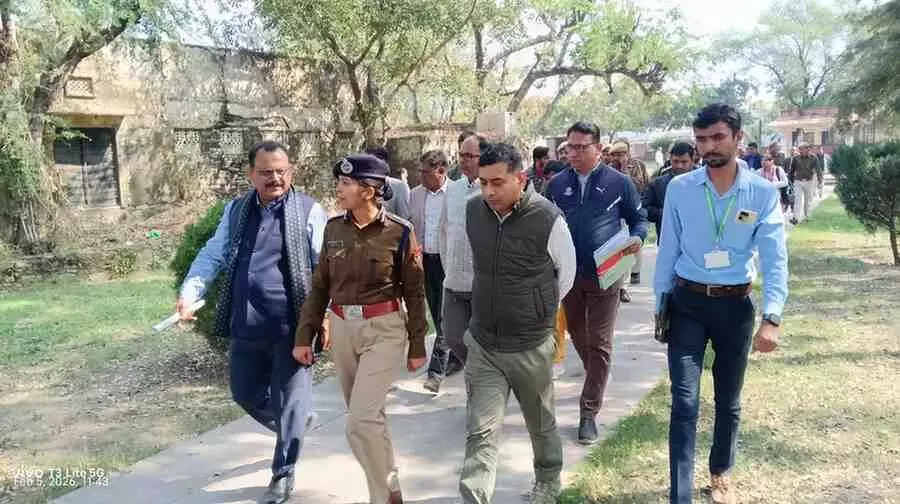 हल्दीघाटी रक्ततलाई स्थल पर निरीक्षण करते जिला कलेक्टर अरुण कुमार हसीजा और प्रशासनिक अधिकारियों का समूह। हल्दीघाटी रक्ततलाई स्थल पर निरीक्षण करते जिला कलेक्टर अरुण कुमार हसीजा और प्रशासनिक अधिकारियों का समूह।