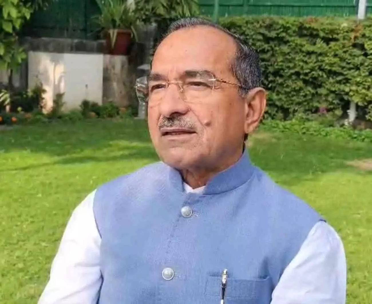जयपुर में नवीकरणीय ऊर्जा पर चर्चा करते हुए राज्यसभा सांसद मदन राठौड़ और सौर ऊर्जा संयंत्र का दृश्य।
