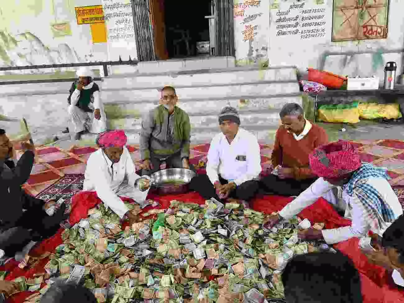 ढैलाणा भैरुनाथ मन्दिर में प्रशासनिक अधिकारियों और ट्रस्ट सदस्यों द्वारा दान पात्र से निकली नकदी और आभूषणों की गणना का दृश्य। ढैलाणा भैरुनाथ मन्दिर में प्रशासनिक अधिकारियों और ट्रस्ट सदस्यों द्वारा दान पात्र से निकली नकदी और आभूषणों की गणना का दृश्य।