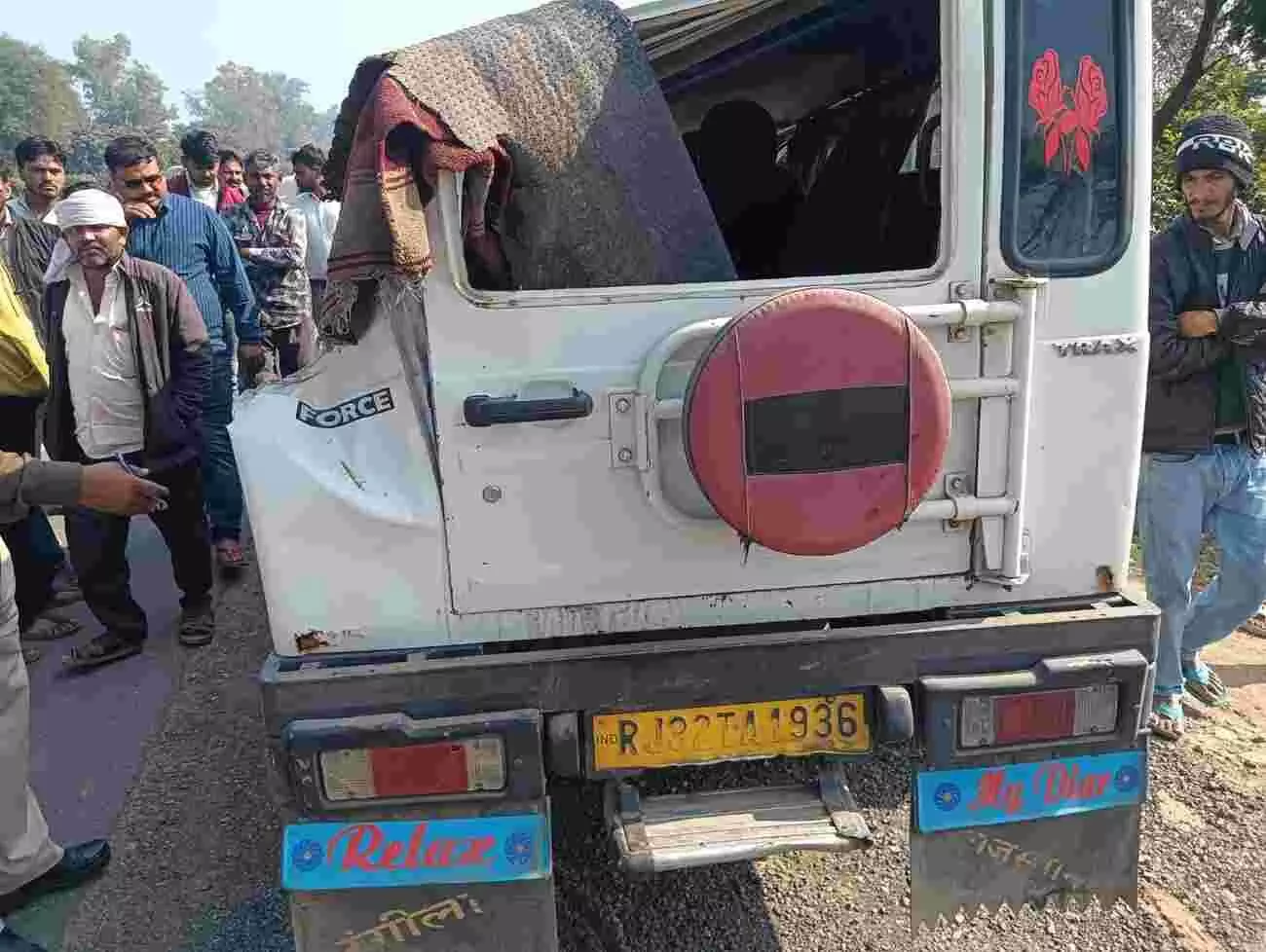 नेशनल हाइवे 21 पर दुर्घटनाग्रस्त फोर्स गाड़ी और ट्रेलर को हटाती खेड़ली मोड थाना पुलिस। नेशनल हाइवे 21 पर दुर्घटनाग्रस्त फोर्स गाड़ी और ट्रेलर को हटाती खेड़ली मोड थाना पुलिस।