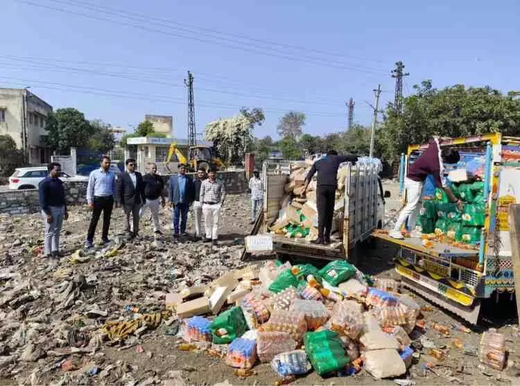 झालावाड़ के पेप्सी गोदाम में कार्रवाई के दौरान जप्त की गई अवधिपार कोल्ड ड्रिंक की बोतलें और जूस के कार्टन। झालावाड़ के पेप्सी गोदाम में कार्रवाई के दौरान जप्त की गई अवधिपार कोल्ड ड्रिंक की बोतलें और जूस के कार्टन।