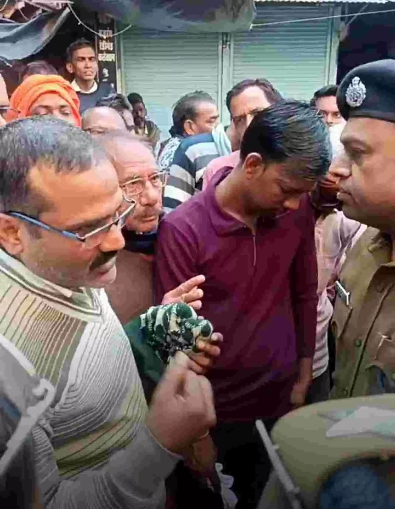 हिण्डौन सिटी के धाकड़पोठा बाजार में मारपीट के बाद दुकानदारों द्वारा दिया जा रहा धरना और तैनात पुलिस बल। हिण्डौन सिटी के धाकड़पोठा बाजार में मारपीट के बाद दुकानदारों द्वारा दिया जा रहा धरना और तैनात पुलिस बल।