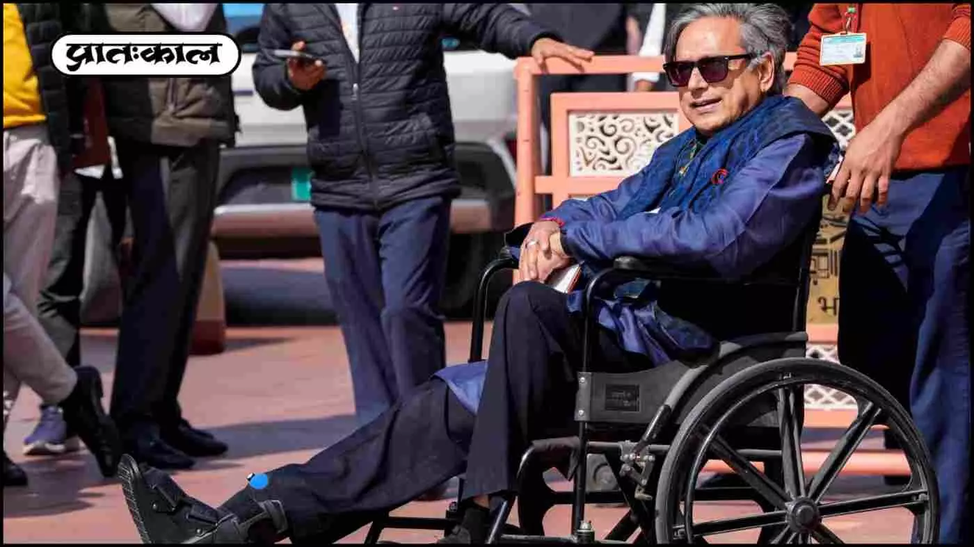 संसद की सीढ़ियों पर फिसले Shashi Tharoor ; पैर में हेयरलाइन फ्रैक्चर के बावजूद व्हीलचेयर पर पहुंचे सदन संसद की सीढ़ियों पर फिसले Shashi Tharoor ; पैर में हेयरलाइन फ्रैक्चर के बावजूद व्हीलचेयर पर पहुंचे सदन