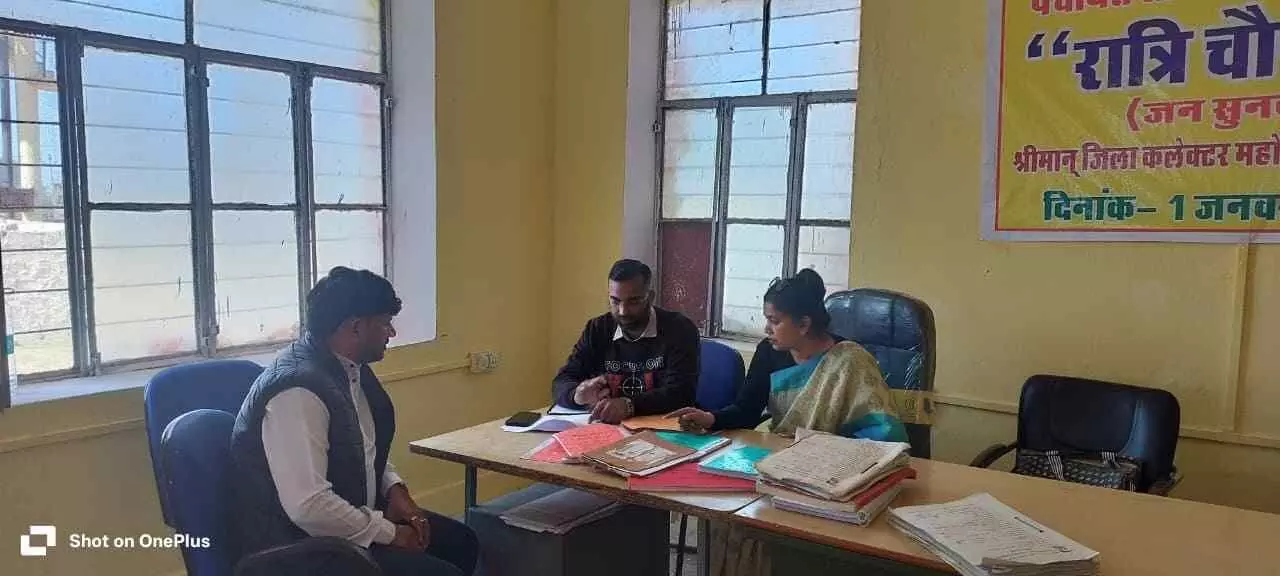 ग्राम पंचायत निंदरदा में सरकारी रिकॉर्ड की जांच करतीं लोकपाल आशा शर्मा और मौजूद कर्मचारी। ग्राम पंचायत निंदरदा में सरकारी रिकॉर्ड की जांच करतीं लोकपाल आशा शर्मा और मौजूद कर्मचारी।