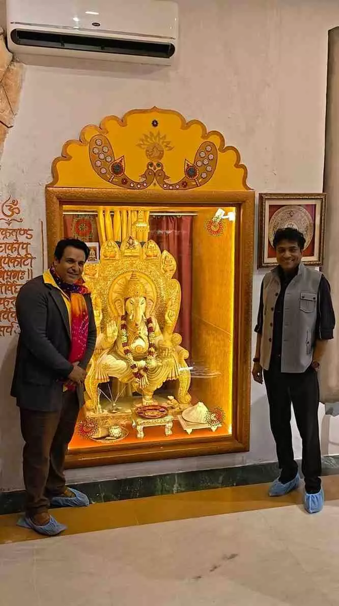 जयपुर के खजाना महल म्यूजियम में अभिनेता विनय आनंद राम सेतु के तैरते पत्थर को हाथ में थामे हुए।