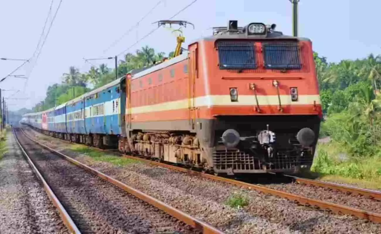 रेलवे स्टेशन के प्लेटफॉर्म पर खड़ी यात्री ट्रेन जिसे होली स्पेशल रेलसेवा विस्तार के संदर्भ में दिखाया गया है। रेलवे स्टेशन के प्लेटफॉर्म पर खड़ी यात्री ट्रेन जिसे होली स्पेशल रेलसेवा विस्तार के संदर्भ में दिखाया गया है।