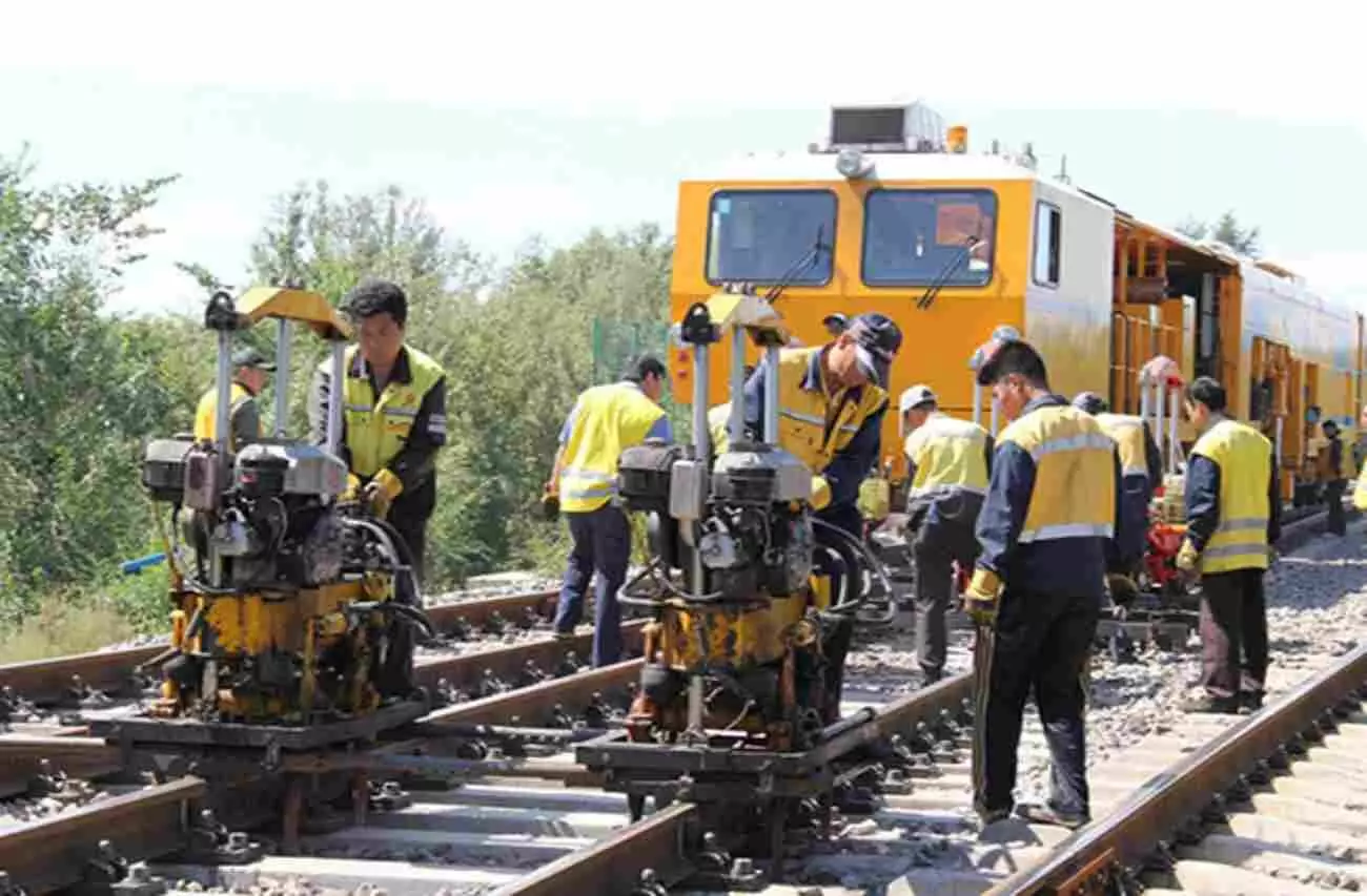रेलवे ट्रैक पर दोहरीकरण कार्य और स्टेशन पर इलेक्ट्रॉनिक इण्टरलॉकिंग प्रणाली का सांकेतिक दृश्य। रेलवे ट्रैक पर दोहरीकरण कार्य और स्टेशन पर इलेक्ट्रॉनिक इण्टरलॉकिंग प्रणाली का सांकेतिक दृश्य।