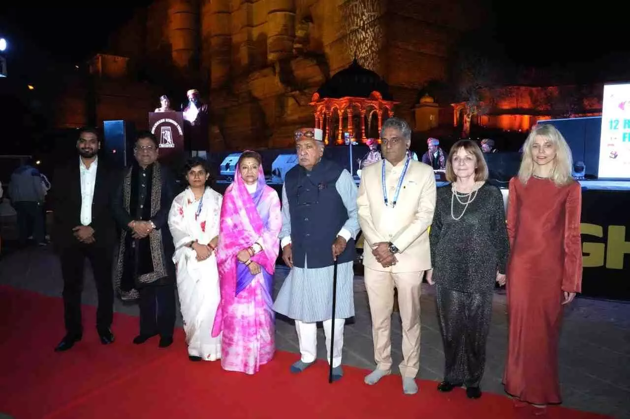 मेहरानगढ़ दुर्ग में आयोजित राजस्थान इंटरनेशनल फिल्म फेस्टिवल के दौरान मंच पर पुरस्कार प्राप्त करते कलाकार और अतिथि।