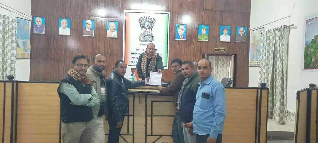 बेगूं में पंचायत शिक्षक विद्यालय सहायक संघ के सदस्य मुख्यमंत्री को ज्ञापन देते हुए। बेगूं में पंचायत शिक्षक विद्यालय सहायक संघ के सदस्य मुख्यमंत्री को ज्ञापन देते हुए।
